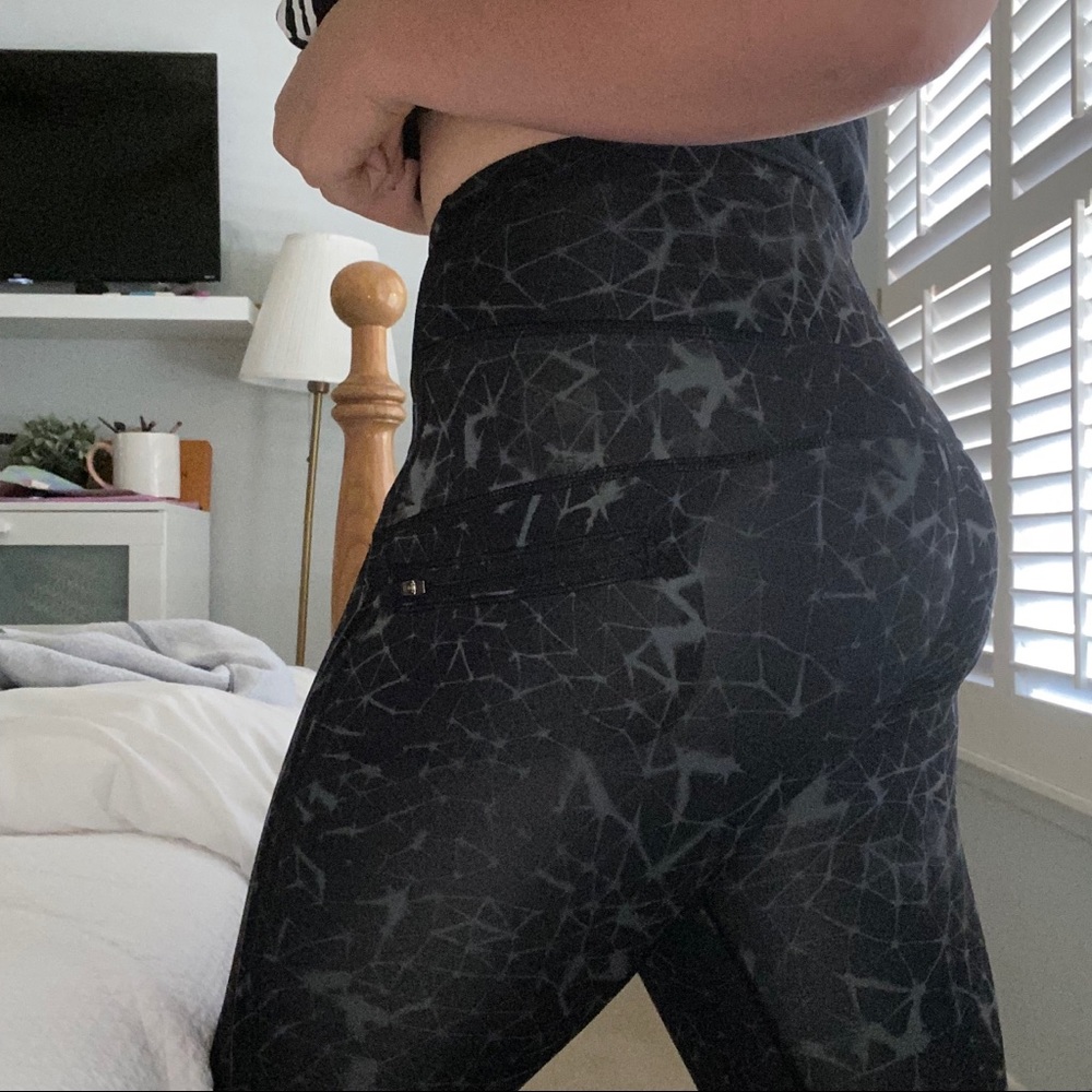 RARE!! LULULEMON BLUE AND BLACK “TIE DYE” LEGGINGS